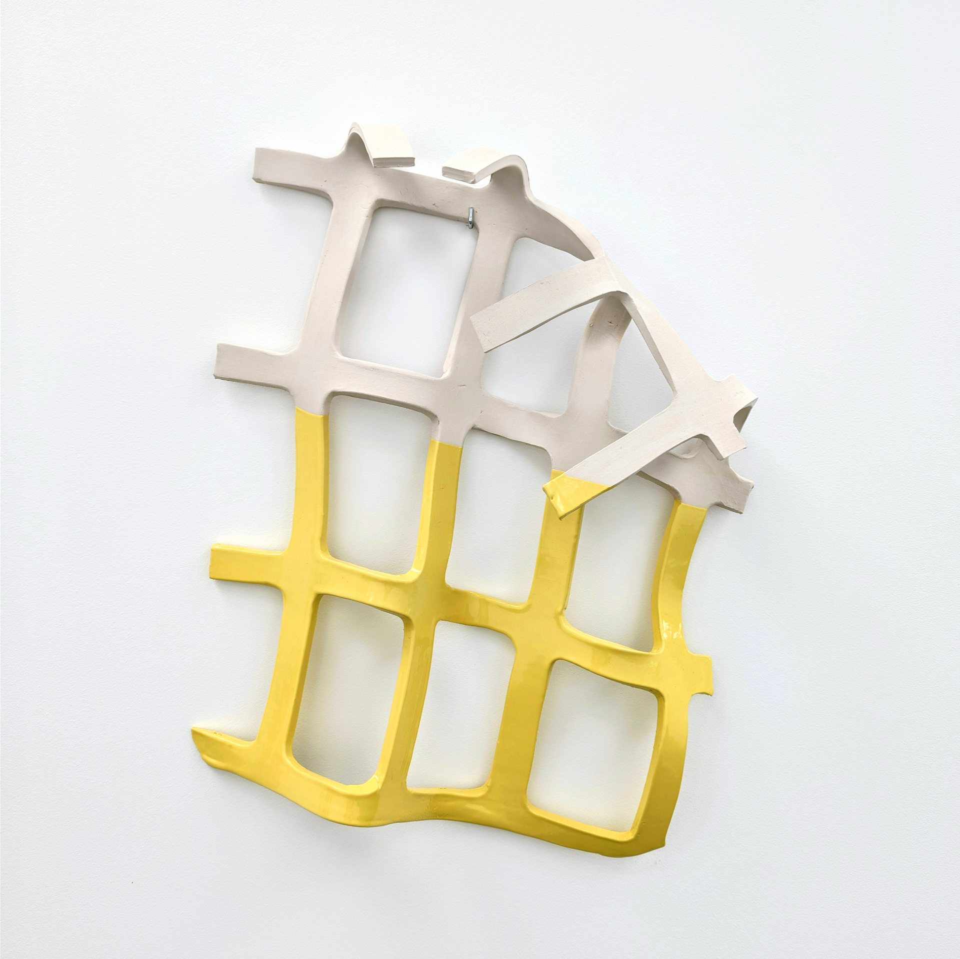 _demarcation II_ – Sarah De Schepper – 2026 – keramiek, geel glazuur – De Bonnetterie