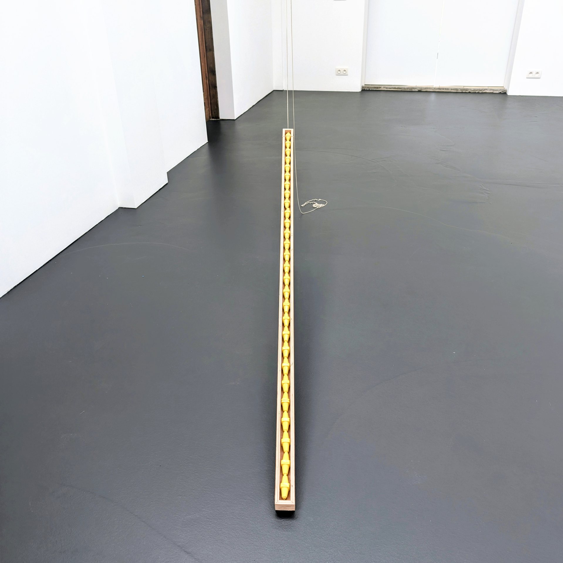 _the silence between two points_ – Sarah De Schepper – 2026 – keramiek, glazuur, hout, metaal – De Bonnetterie
